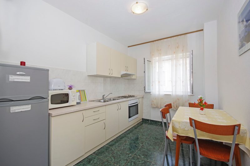 Apartman 4+2 — kuhinja s blagovaonicom