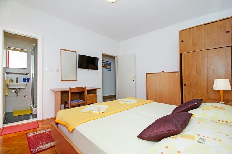 Apartman 4+2 — spavaća soba s kupaonicom