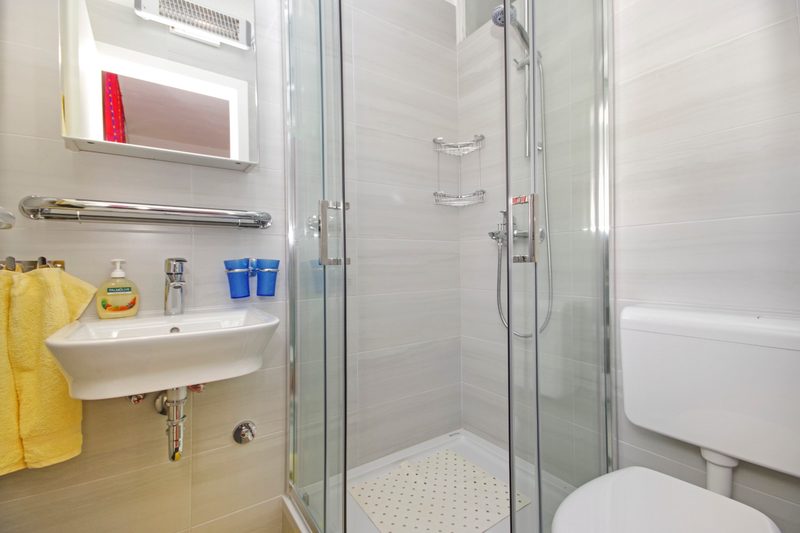 Apartman 4+2 — kupaonica u drugoj sobi