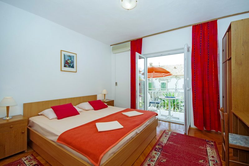 Apartman 2+1 — spavaća soba s balkonom