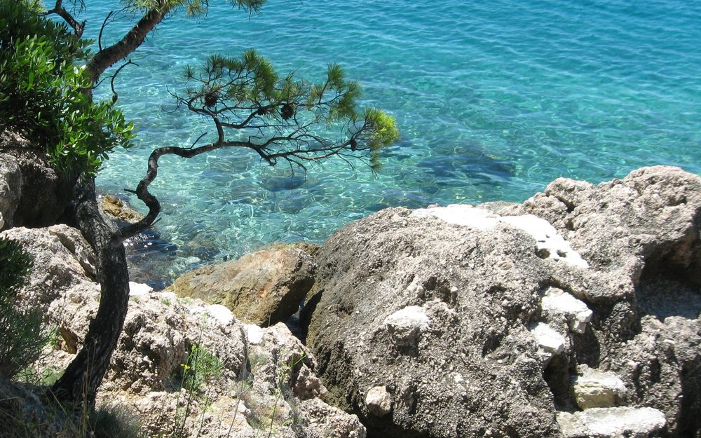 Plaža i šetnica u Baškoj Vodi