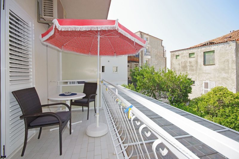 Soba 2+1 s pogledom na vrt — balkon